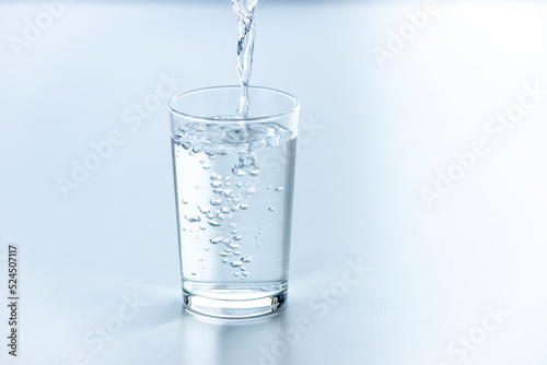 テーブルに置いたコップに水を注ぐ
