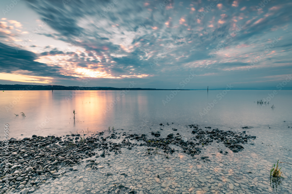 Früher Morgen mit Sonne und Wolken am Bodensee in Deutschland