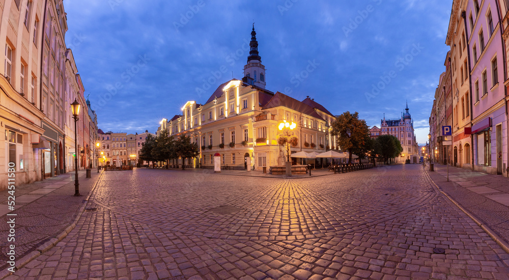 Naklejka premium Swidnica. Old medieval market square and colorful houses at dawn.