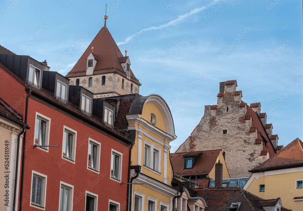 Obraz premium Güldener Turm in Regensburg mit Hausfassaden