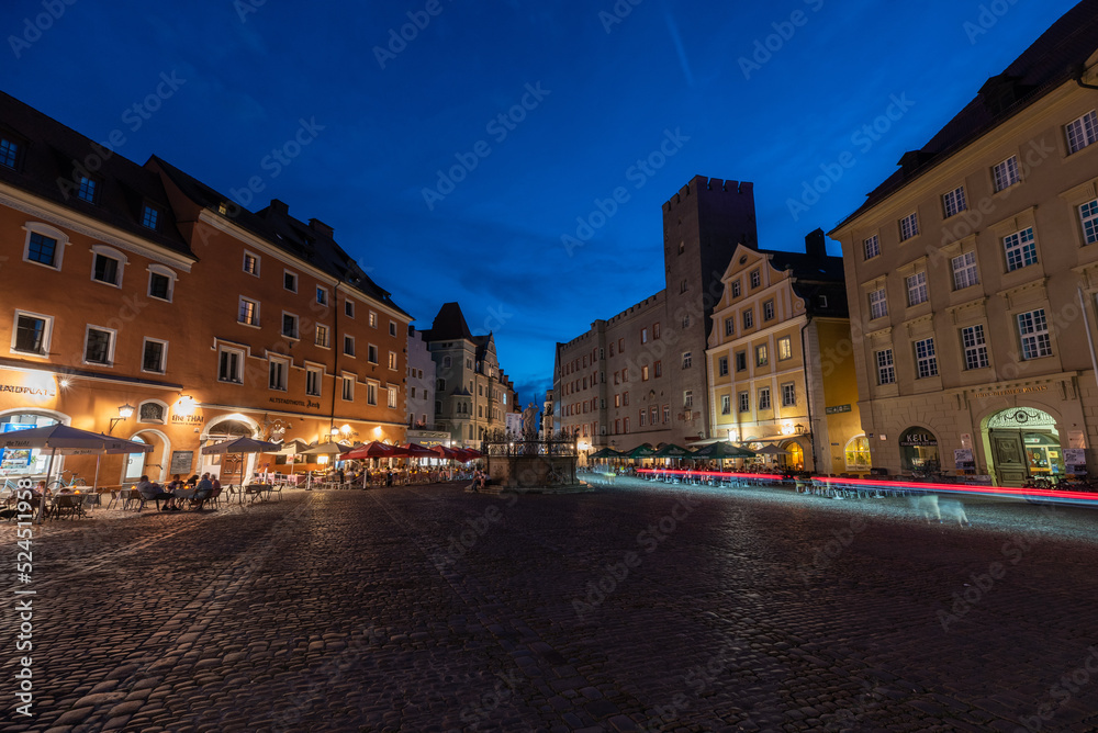 Haidplatz in Regensburg  nachts  in er blauen Stunde