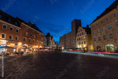 Haidplatz in Regensburg nachts in er blauen Stunde