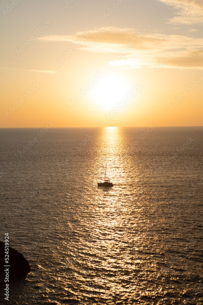 Obraz premium boat on sunset in the sea
