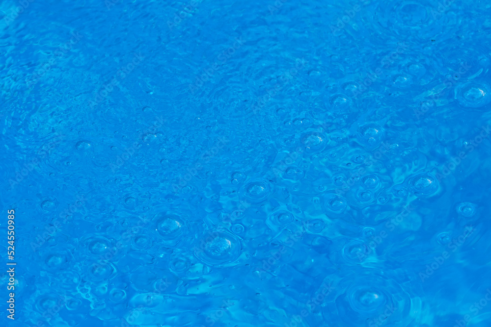 Texture eau bleu et gouttes, idéal modèle arrière plan piscine d'été. 