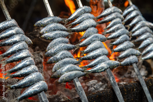 Espeto de sardinas a la brasa en chiringuito en la playa de Málaga en verano