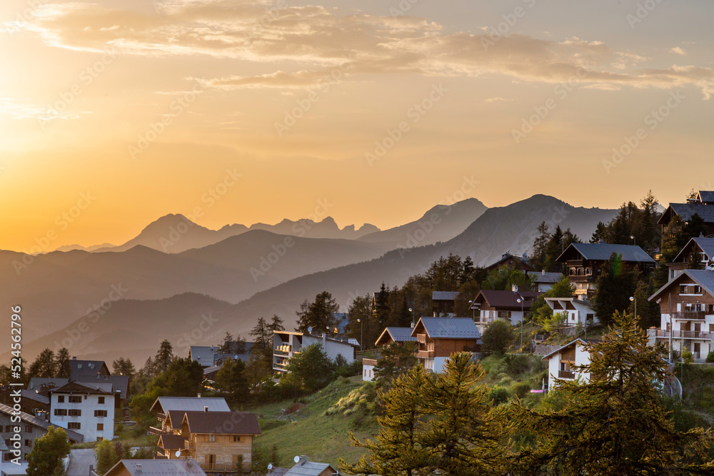 Paysage De Montagne D un Village Dans Les Alpes Au Coucher De Soleil Paysage De Montagne D un Village Dans Les Alpes Au Coucher De Soleil