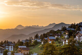 paysage de montagne d'un village dans les alpes au coucher de soleil pendant les vacances