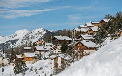 Obraz na płótnie village avec des toits enneigées l'hiver au soleil w salonie