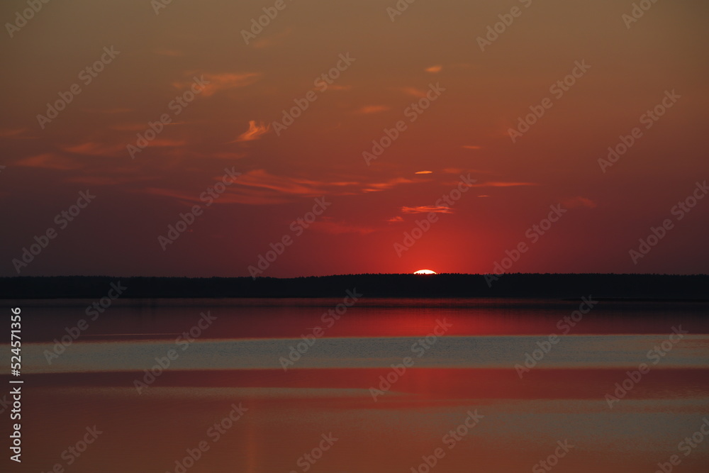 Obraz premium Red sunset over the lake