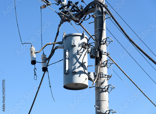 電柱に取り付けられた柱上変圧器
