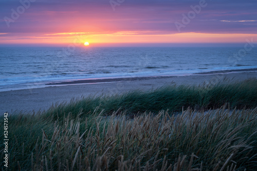 Sonnenuntergang über der Nordsee mit Strand und Düne im Vordergrund © Leinemeister