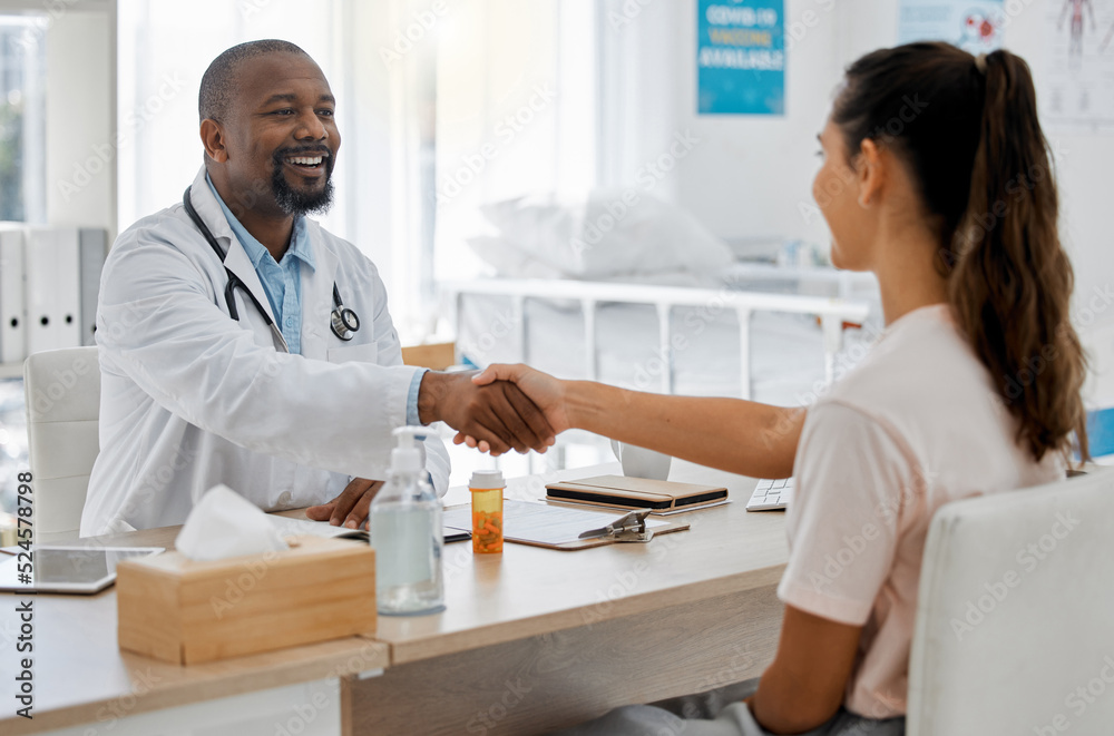 Obraz premium Healthcare, insurance and handshake between a doctor and patient consulting in an office, discussing a treatment plan. Happy woman smiling, satisfied with expert advice from health care professional
