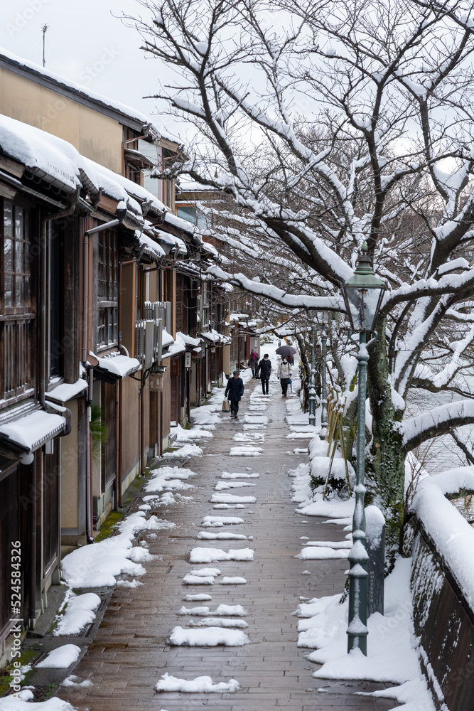 冬の金沢旅行・雪が積もった主計町茶屋街