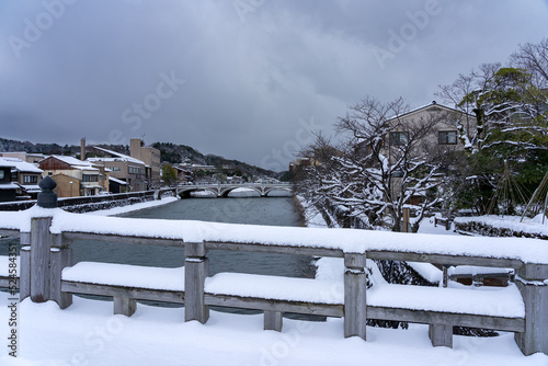 冬の金沢旅行・雪が積もった浅野川 © Nature K Photostudio