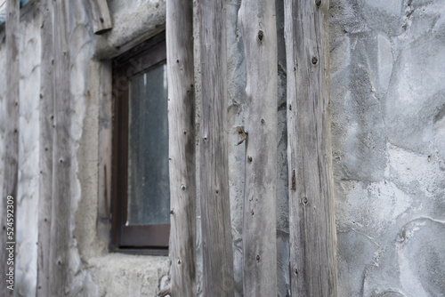 丸太と窓 © ookinate23