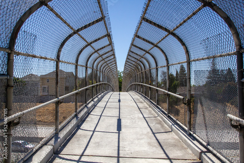 Fotografia A footbridge in a city neighborhood