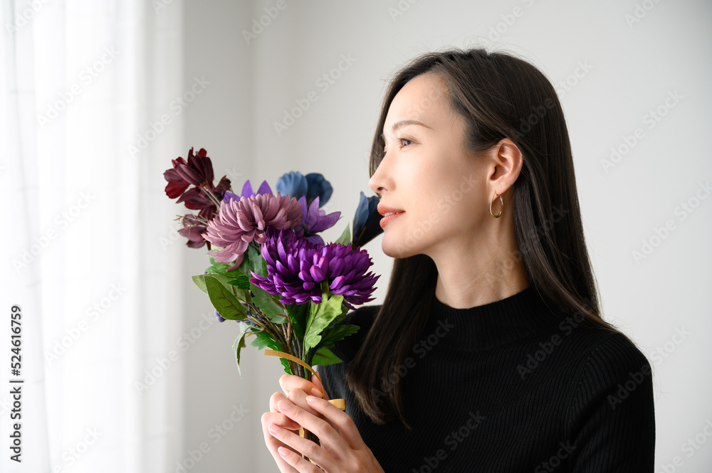 紫の花と美しい日本人女性 秋に使いやすい 紫の花と美しい日本人女性 秋に使いやすい