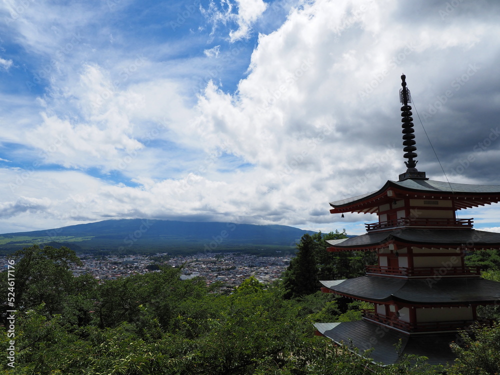 新倉山浅間公園で富士山が雲に隠れて見えない写真