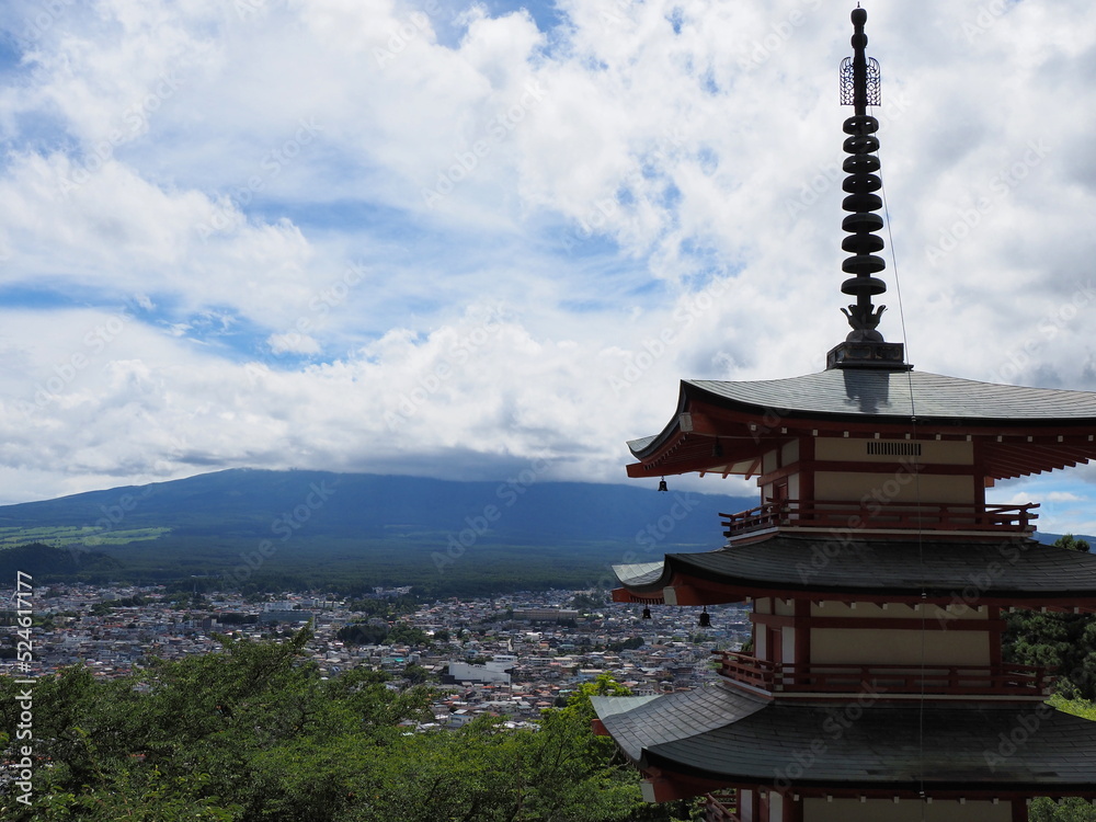 新倉山浅間公園で富士山が雲に隠れて見えない写真