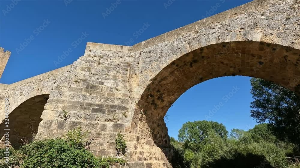 Puente medieval de origen románico y torre defensiva del siglo XIV de Frías, provincia de Burgos, España Puente medieval de origen románico y torre defensiva del siglo XIV de Frías, provincia de Burgos, España