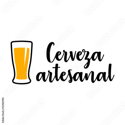 Logotipo con texto manuscrito Cerveza artesanal con silueta de vaso de cerveza en color negro y amarillo