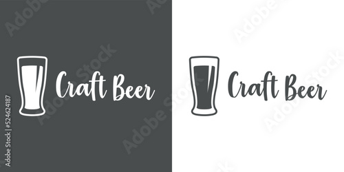 Logotipo con texto manuscrito Craft Beer con silueta de vaso de cerveza en fondo gris y blanco