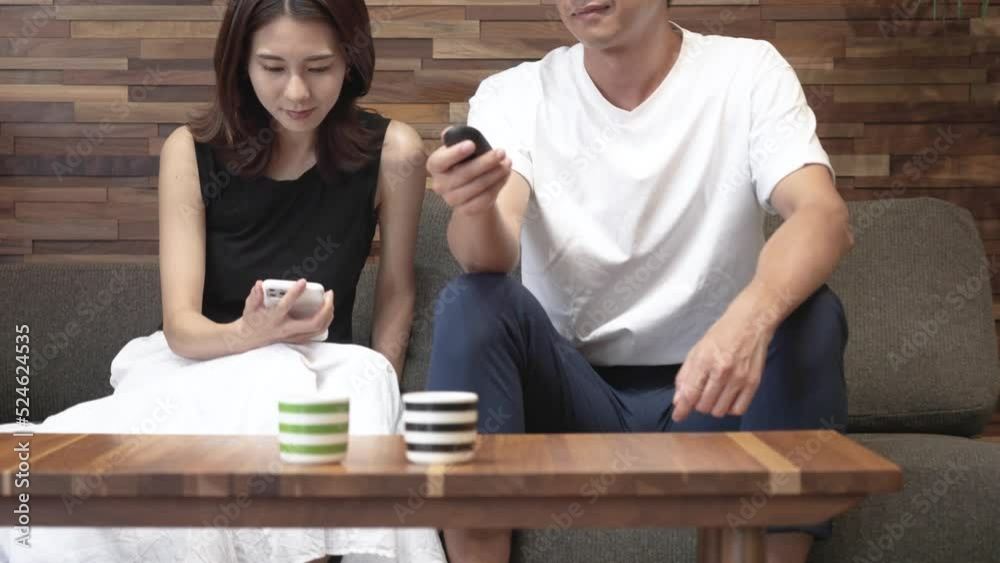 部屋の照明を調整する男女
部屋の照明を調整する男女