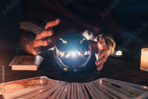 Foto Fortune teller with illuminated crystal ball and tarot cards to prediction future