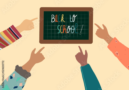 Rentrée des classe groupe d'enfant mains levées