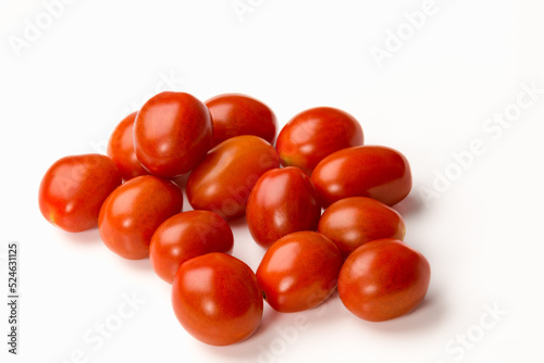 Fototapeta Naklejka Na Ścianę i Meble -  tomates biologique coeur de pigeon sur fond blanc