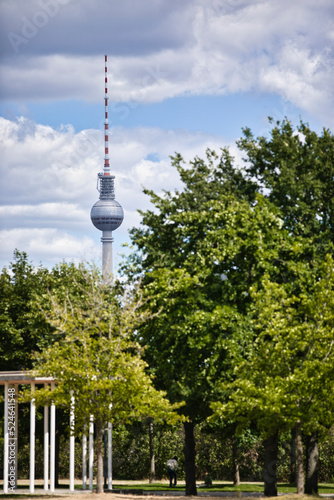 Berliner Fernsehturm aus der Sicht vom Park