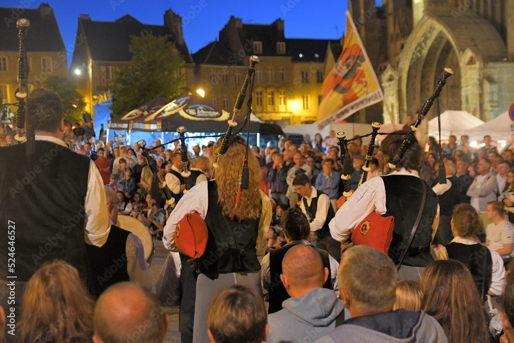 Bagad qui joue dans les rues de Tréguier en Bretagne Bagad qui joue dans les rues de Tréguier en Bretagne