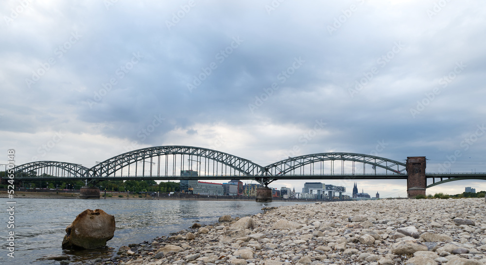Obraz premium Niedrigwasser im Rhein an der Südbrücke in Köln.