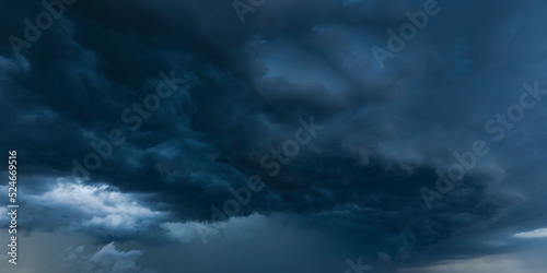 Dramatischer Himmel mit aufziehenden Unwetterwolken © ARochau