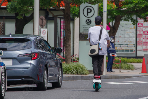 電動キックボードで移動する