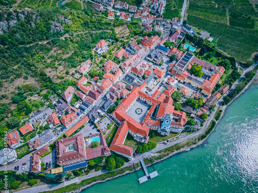 Obraz premium Dürnstein an der Donau in der Wachau von oben