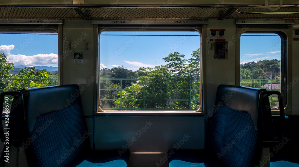 Fototapeta premium 夏の日の車窓
