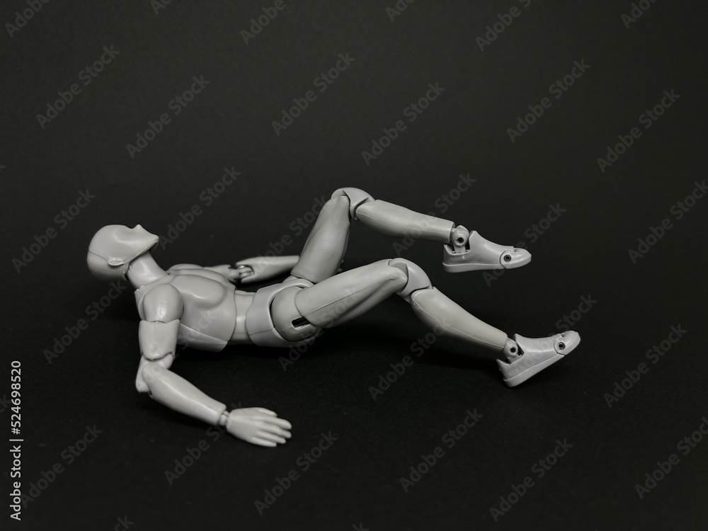 暗闇に沈んでいく人形(縦位置)失望、挫折イメージ。