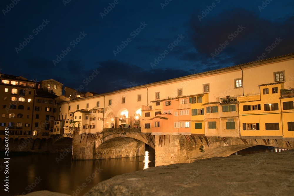 Fotografía nocturna del Ponte Vecchio, Florencia 