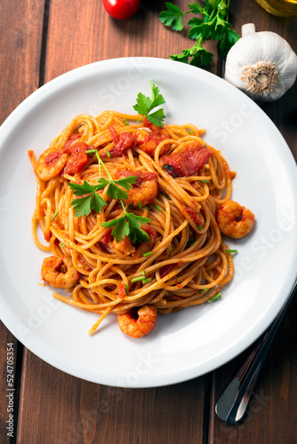 Piatto di deliziosi spaghetti con salsa di gamberi, cibo italiano 