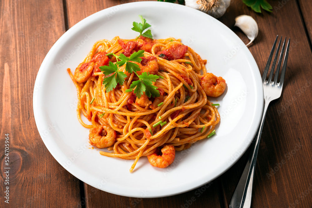 Piatto di deliziosi spaghetti con salsa di gamberi, cibo italiano Piatto di deliziosi spaghetti con salsa di gamberi, cibo italiano
