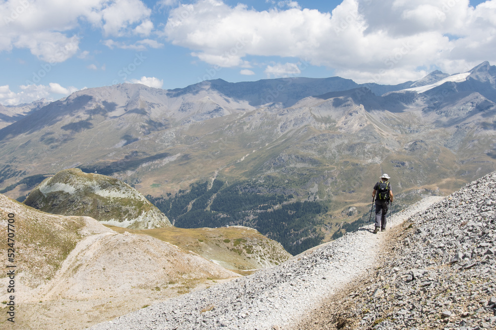 randonneurs autour de l'aiguille percée dans le massif de la Vanoise en haute tarentaise en Savoie dans les Alpes en France en été