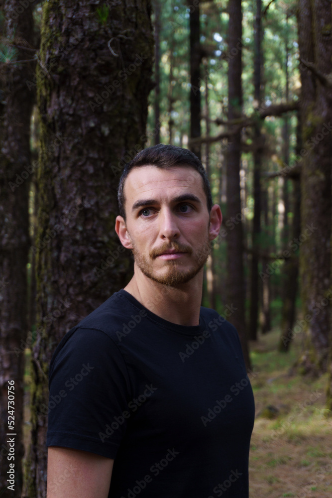 Retrato hombre blanco con camiseta negra en el bosque Retrato hombre blanco con camiseta negra en el bosque