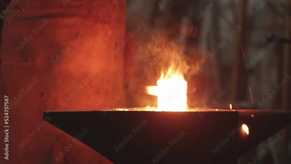 golpear metal oficio fuego industrial