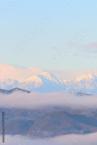 雪の北アルプス白馬岳 朝焼け風景 朝日が雪に反射して ピンク色の山と雲と空がとても綺麗です