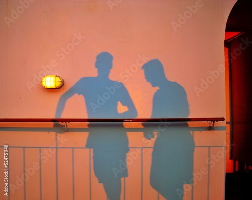 Schatten von zwei Menschen 