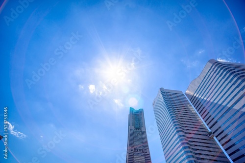 高層ビルと太陽フレア