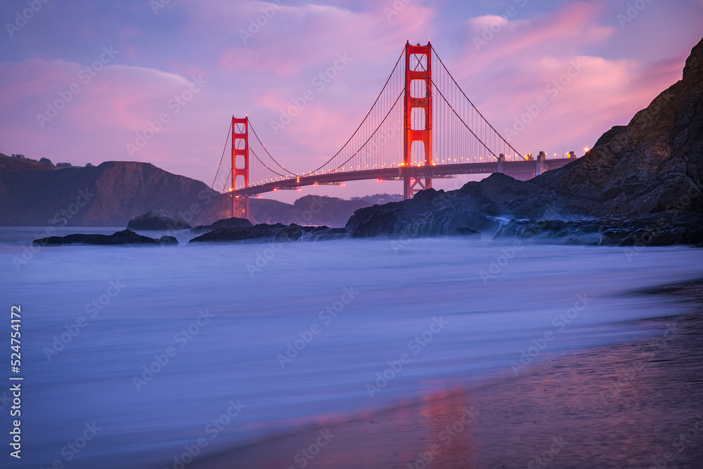 Fototapeta premium The Golden Gate Bridge at Dusk