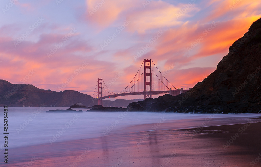 Obraz premium the golden gate bridge at dusk