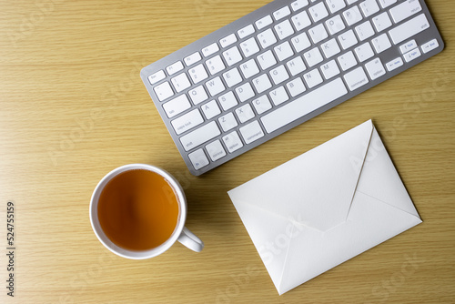 キーボードと手紙の封筒。メールのイメージ